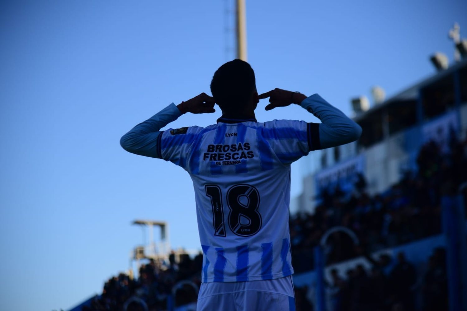 El festejo a lo Ramón Sosa del volante de Racing, Lucas Viano.