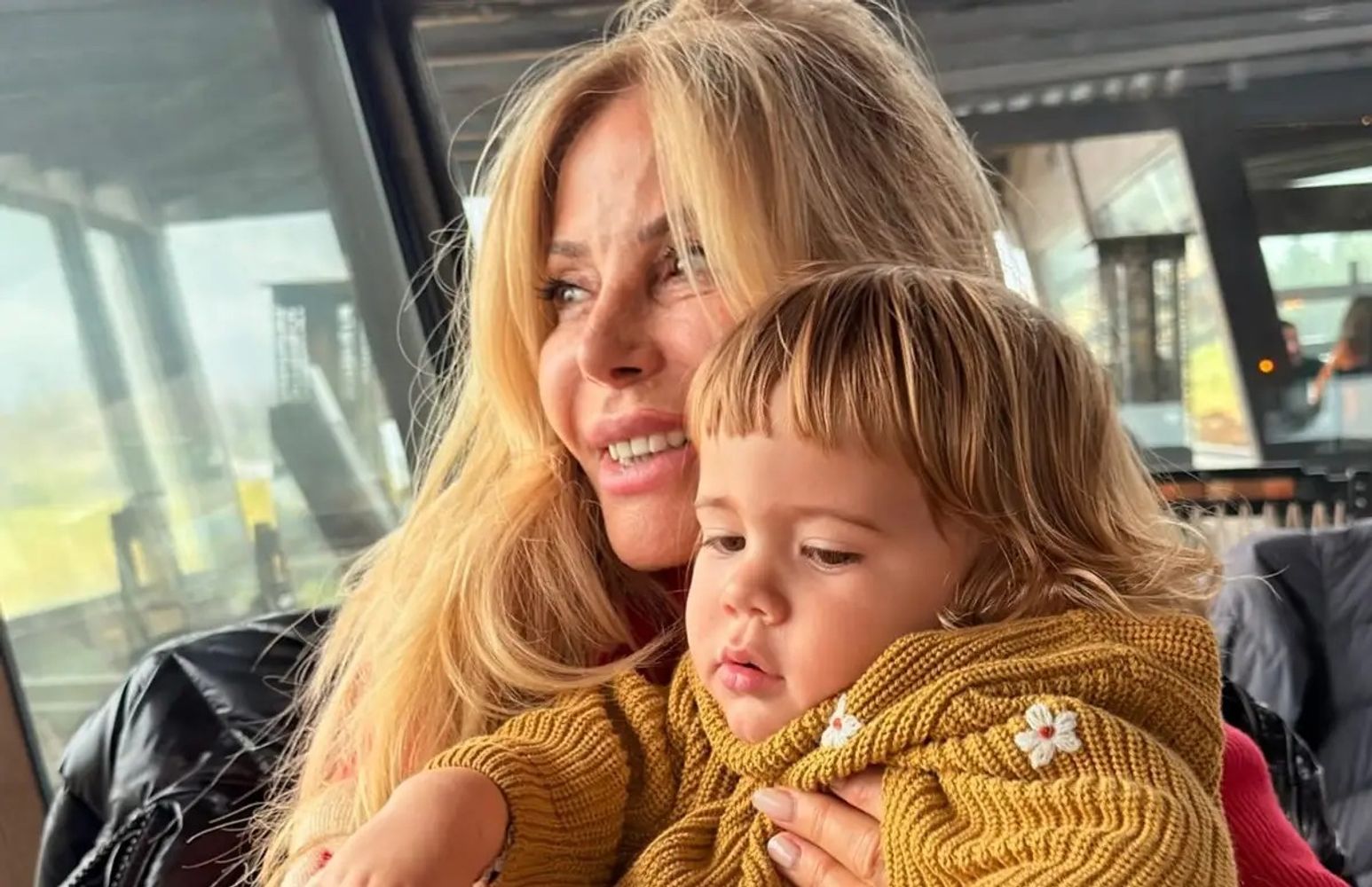 Graciela Alfano y una de sus nietas