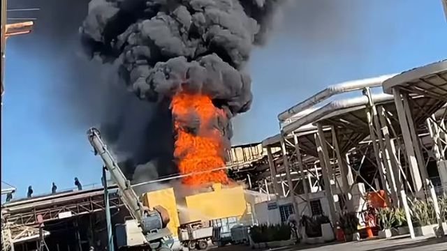 Se produjo un incendio de gran magnitud en el Complejo N1 en la planta de Arcor Arroyito