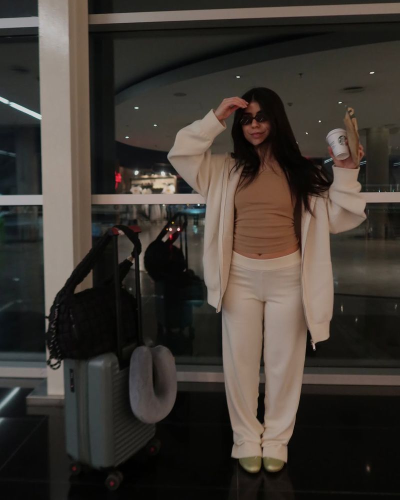 Cami Mayan dio cátedra de estilo con un look "airport style" y combinó los dos colores neutros en tendencia