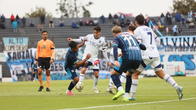 Tristán Suárez venció 2 a 0 a Gimnasia y Esgrima de Jujuy en el estadio "23 de Agosto" y le arrebató la cima de la Zona B sumando 42 puntos, lo que deja al "Lobo" jujeño segundo con 41 unidades y en la pelea más apretada de la temporada.