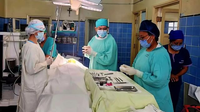 Hospitales públicos de la Argentina comenzarán a cobrar la atención sanitaria a extranjeros que no tengan residencia permanente en el país.