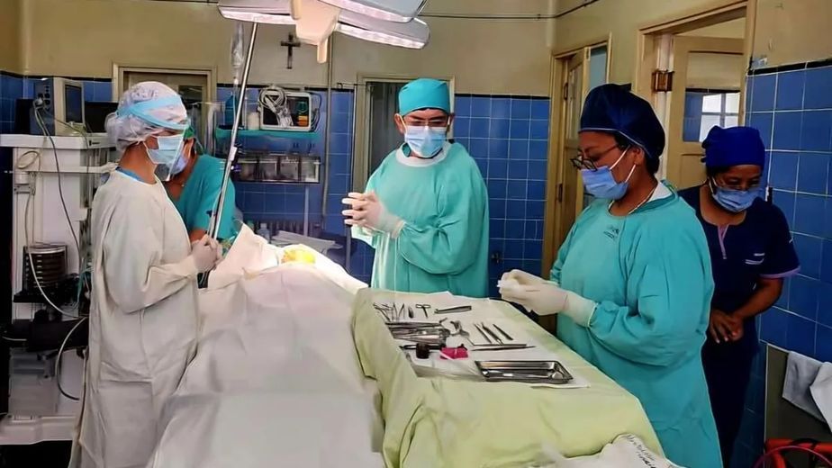 Hospitales públicos de la Argentina comenzarán a cobrar la atención sanitaria a extranjeros que no tengan residencia permanente en el país.