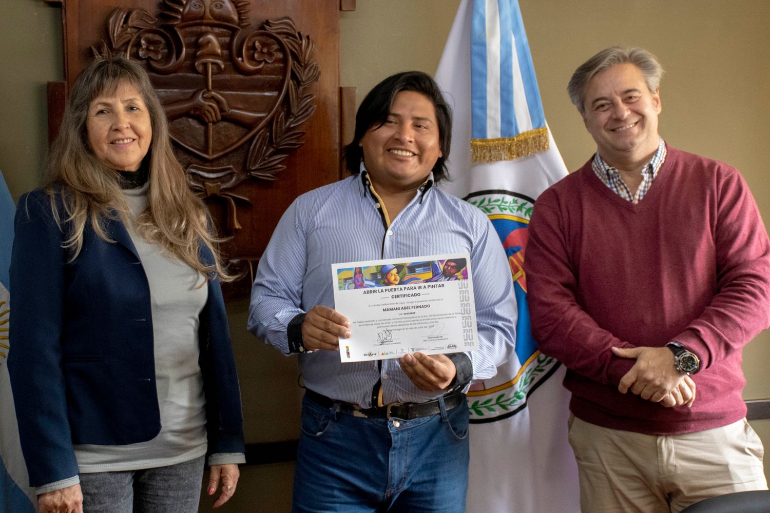 La concejal Blanca Ontiveros y el presidente del Concejo Deliberante, Gastón Millón, entregaron el certificado al coordinador del proyecto, Abel Fernando Mamani.