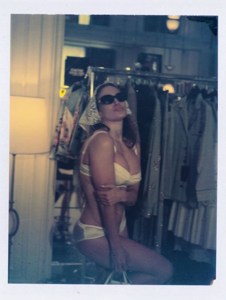 Conjunto de lencería satinada , pañuelo y zapatos con lunares: el arriesgado look retro de Jennifer Lopez a los 57 años
