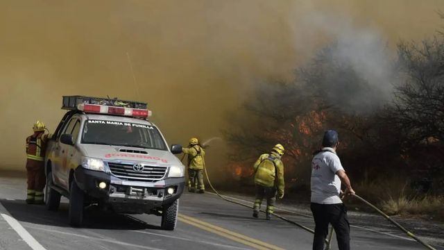 Bomberos combatieron el incendio que afectó 15 hectáreas en Charbonier.