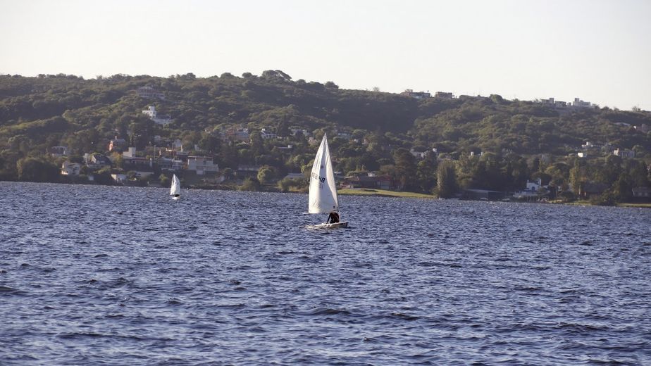 Campeonato Sudamericano de J24 en el lago San Roque. Foto de archivo
