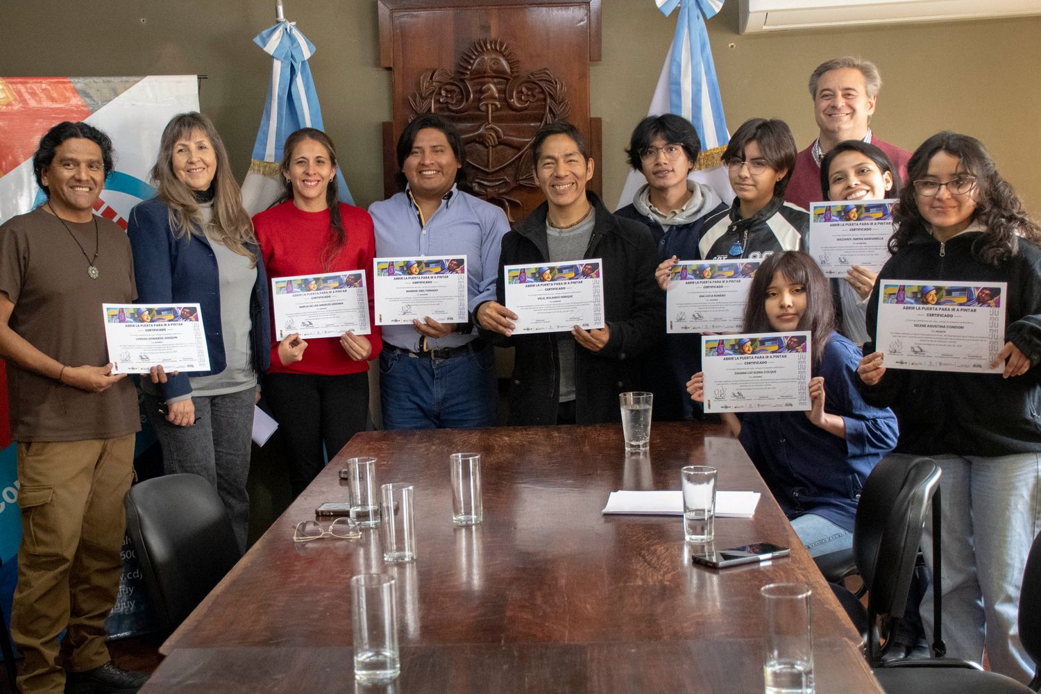 El Concejo Deliberante de San Salvador de Jujuy entregó certificados de participación a los artistas que pintaron el mural “Red de Lazos de Amor y Familia” en Alto Comedero.