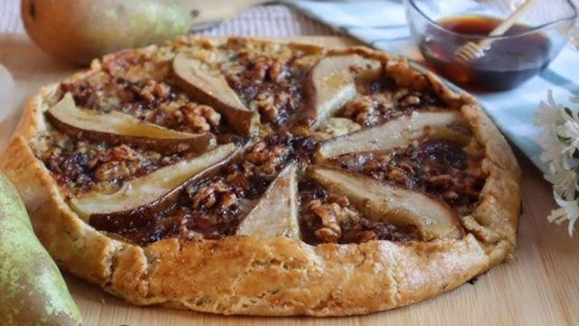 Tarta "galette" de pera, roquefort y miel: la receta agridulce para salir de la rutina