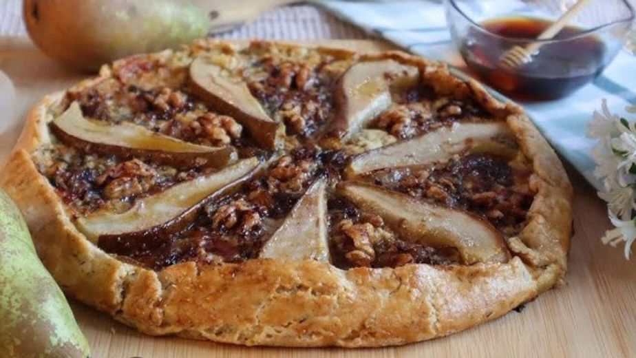 Tarta "galette" de pera, roquefort y miel: la receta agridulce para salir de la rutina