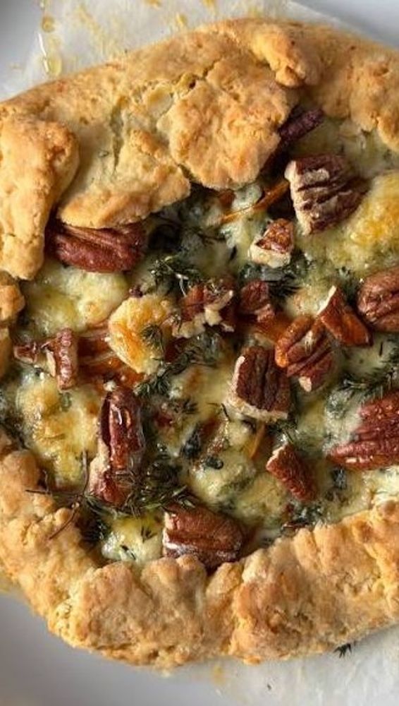 Tarta "galette" de pera, roquefort y miel: la receta agridulce para salir de la rutina