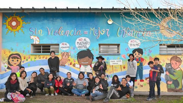 Artistas y colaboradores, con el trabajo terminado, en la escuela primaria n° 461 “Bicentenario de la Patria” sita en el sector 18 Hectáreas del barrio Alto Comedero.