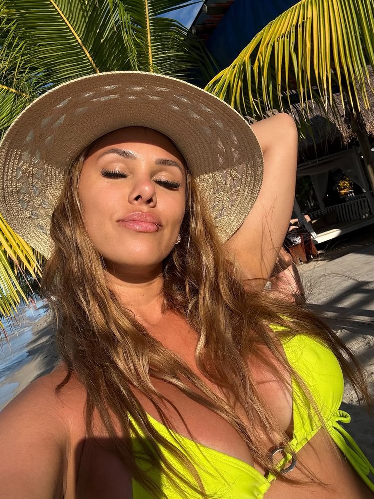 Desde Brasil, Barby Silenzi se adelantó al verano y arrasó con un traje de baño del color más llamativo