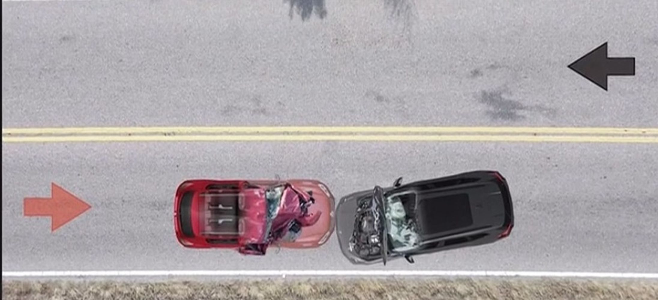 La imagen clave que muestra el auto de Oscar González en el carril de Bengoa.