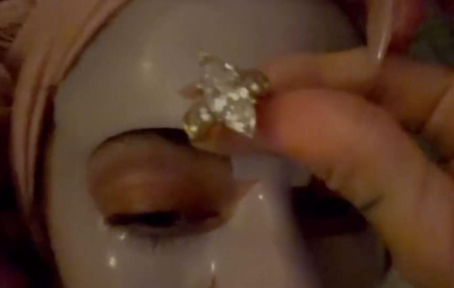 El anillo de compromiso de Tini