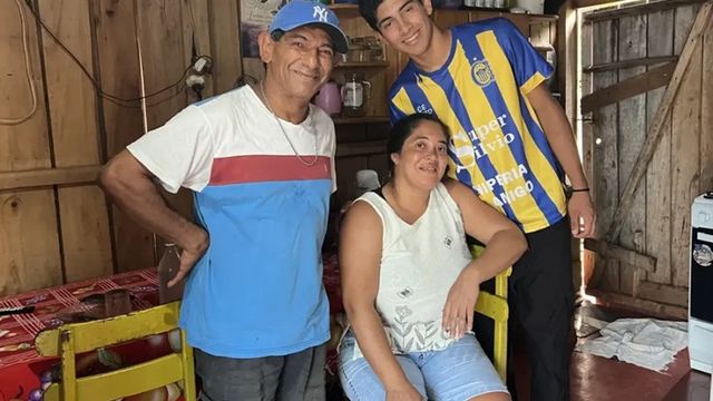 Estudia, trabaja en los yerbales y repara celulares: la historia de un joven de Andresito que lucha por su familia.
