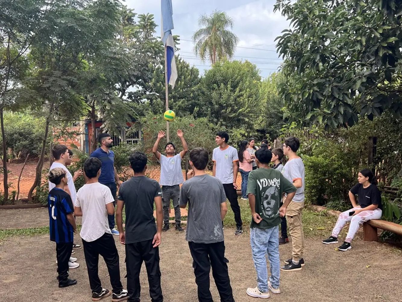 Estudia, trabaja en los yerbales y repara celulares: la historia de un joven de Andresito que lucha por su familia.
