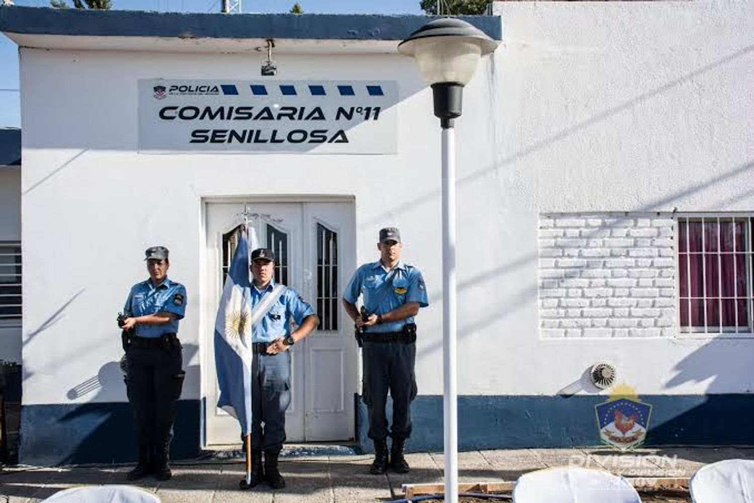 La policía detuvo a tres sospechosos.