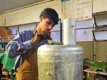 El ingenio de un grupo de estudiantes entrerrianos que reciclan materiales y fabrican salamandras para donar