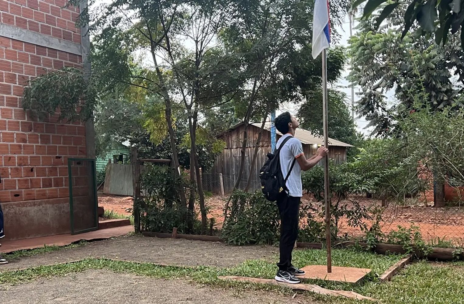 Estudia, trabaja en los yerbales y repara celulares: la historia de un joven de Andresito que lucha por su familia.