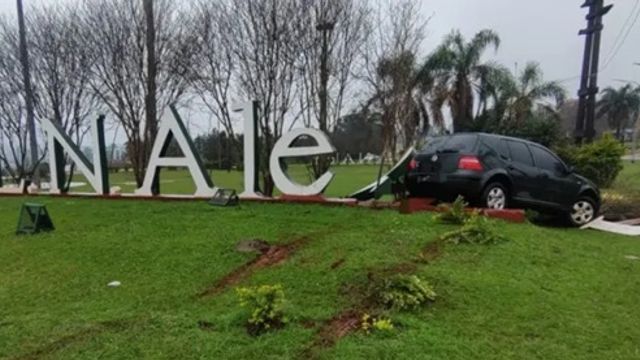 Despistó con su auto y terminó destruyendo el cartel de acceso a Leandro N. Alem.
