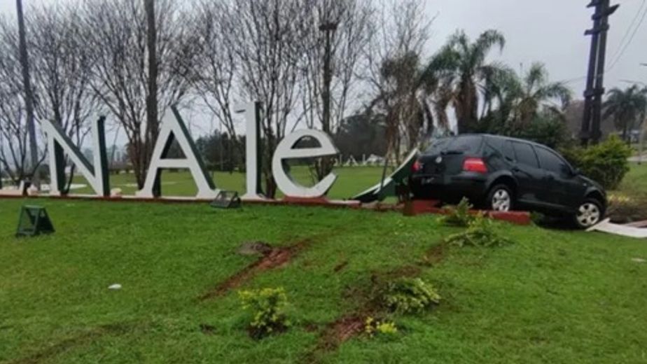 Despistó con su auto y terminó destruyendo el cartel de acceso a Leandro N. Alem