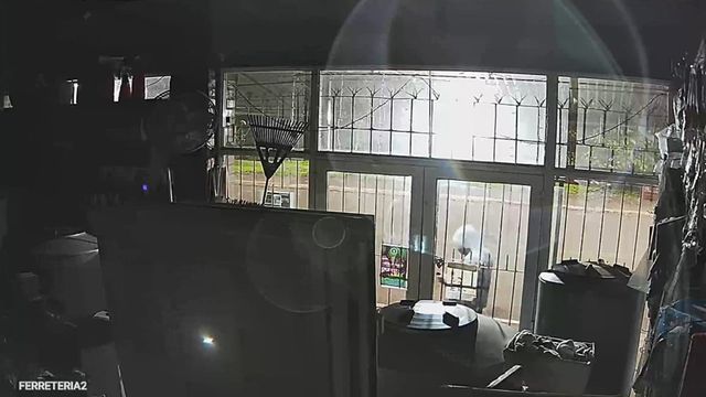 Robo en una ferretería de Eldorado: hicieron un boquete y huyeron tras activarse la alarma.