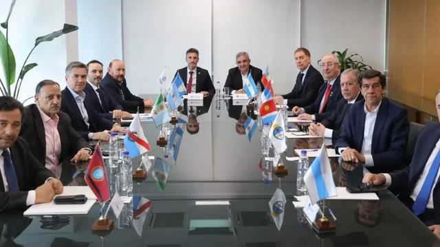 La cumbre reúne a diez provincias en torno a obras, energía y el fenómeno de El Niño, con sede en Misiones.