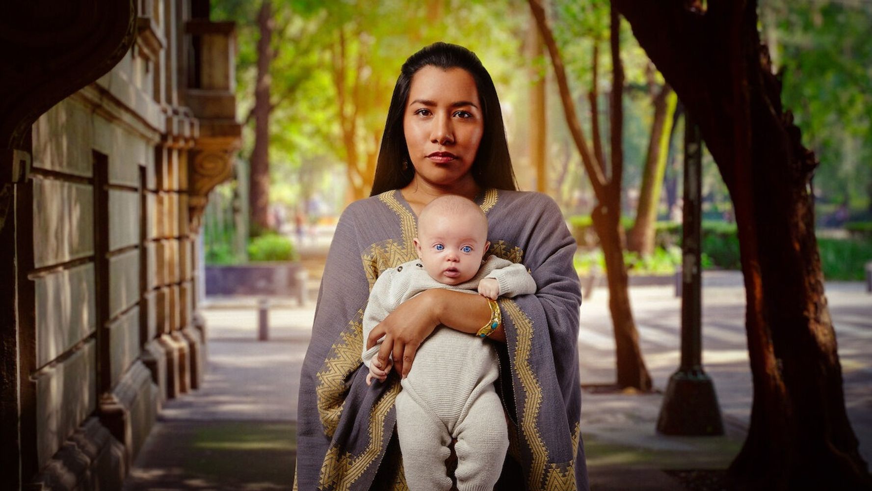 La trama combina maternidad subrogada, secretos familiares y diferencias sociales.