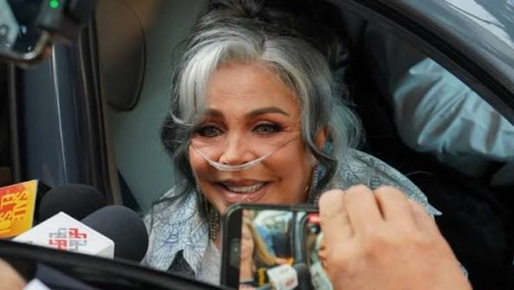 Verónica Castro asistió a la graduación de su hijo.