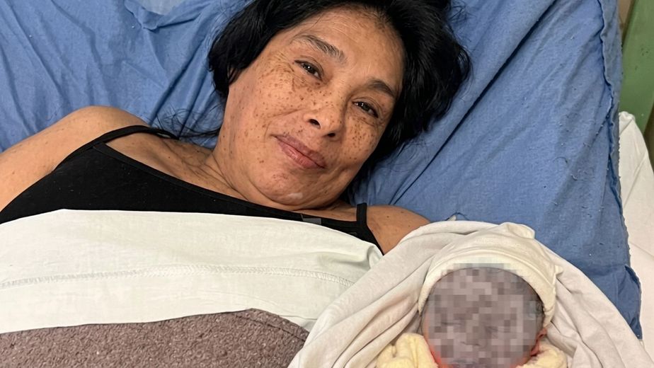 Fue mamá por primera vez a los 62 años y podría ser récord en Argentina: “Es mi primer hijo”