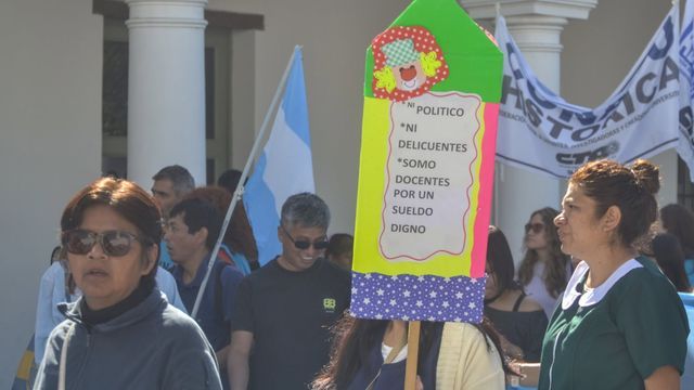 En sus movilizaciones, la docencia de la educación pública de Jujuy "exige salarios justos" y "denuncia los descuentos arbitrarios", dice la dirigencia del CEDEMS.