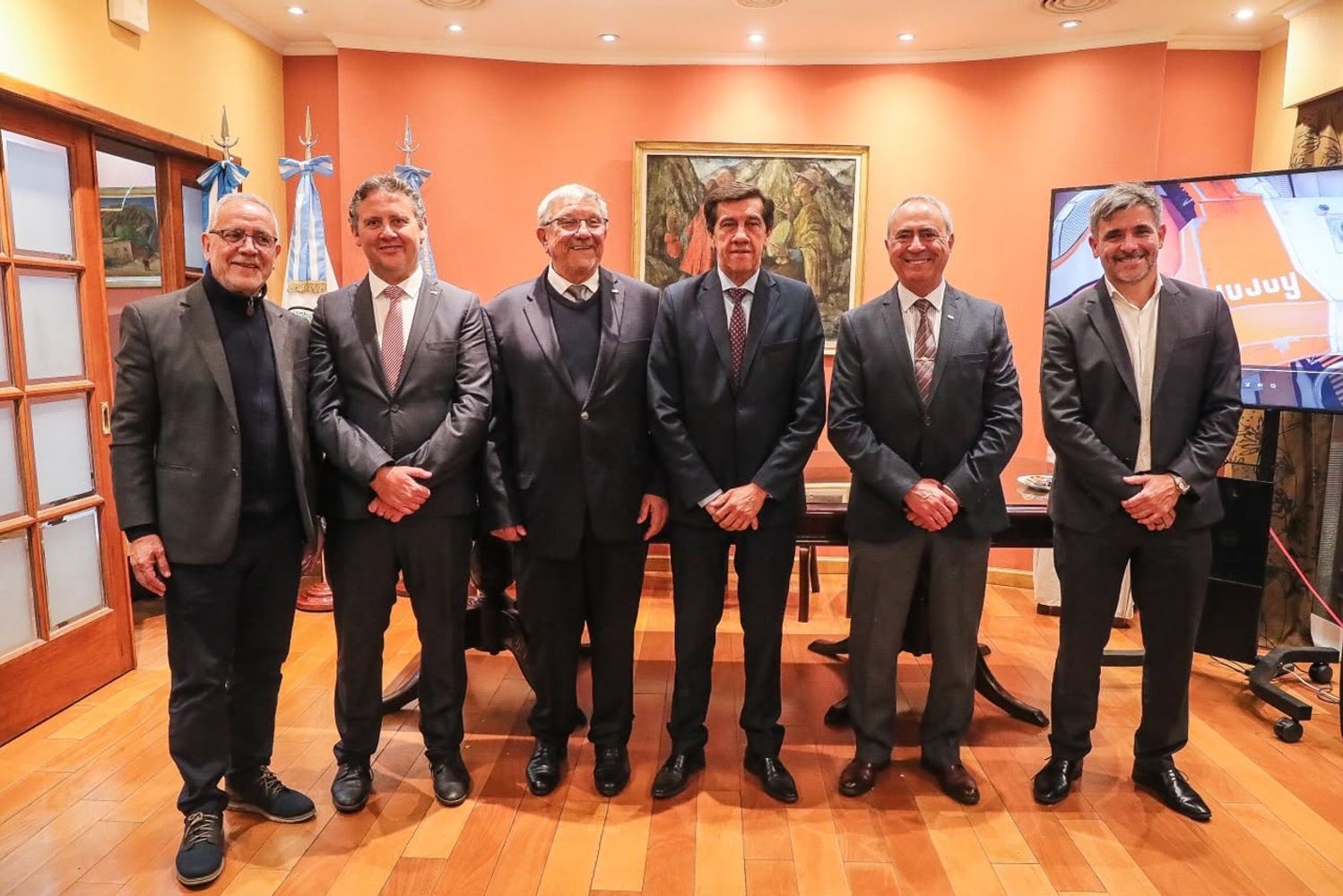 El presidente de la Cámara de Comercio Exterior de Jujuy, Jorge Gurrieri, y el gobernador Carlos Sadir -ambos al centro-, acompañados por el ministro Juan Carlos Abud; el vicepresidente de la CCEJ, Sebastián Mealla; el tesorero Sebastián Lucero; y el directivo de la Cámara Minera de Jujuy, Franco Mignaco, en la presentación en Buenos Aires.