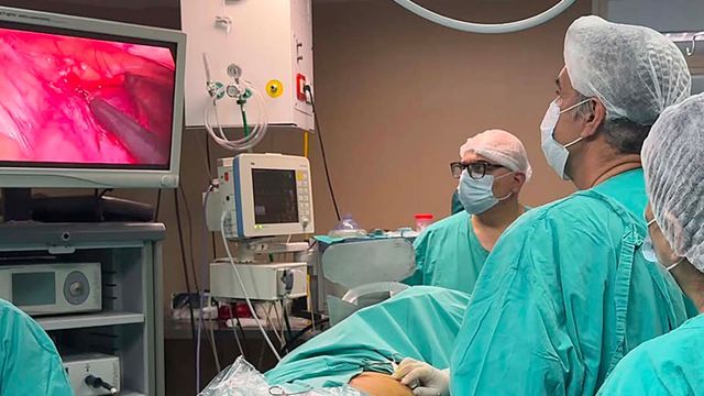 Un equipo multidisciplinario extrajo tejido de una lesión mediastinal para confirmar o descartar el retorno de la enfermedad tratada en 2025.