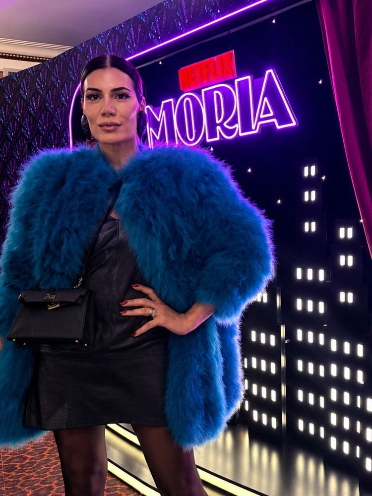 Flor de la V mostró cómo lucir el color turquesa en pleno invierno y arrasó con un tapado de piel estilo glam rock