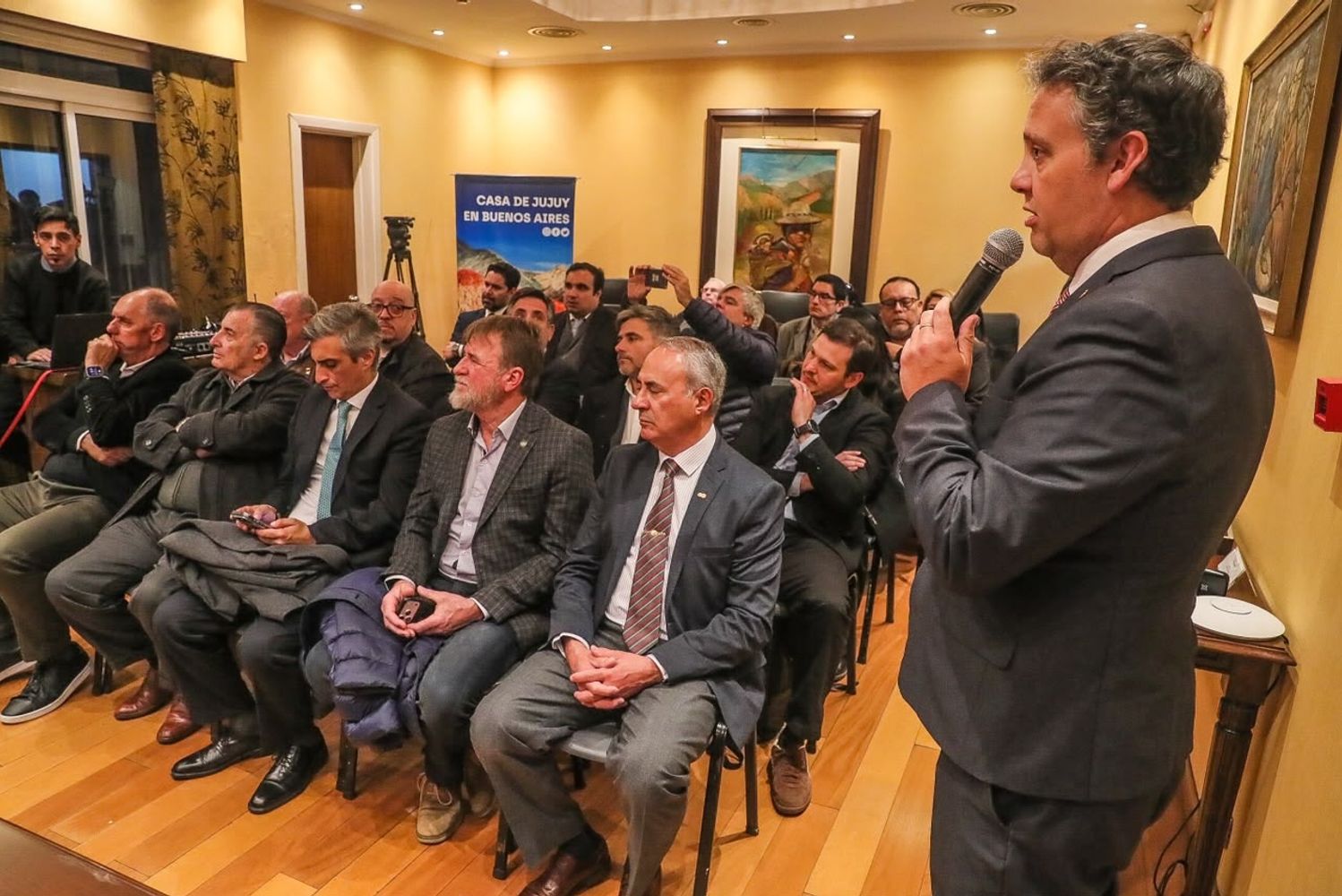 El vicepresidente de la CCEJ, Sebastián Mealla, se refirió a la nueva planificación de la Expojuy, los avances en la organización, las actividades previstas, y presentó videos institucionales.