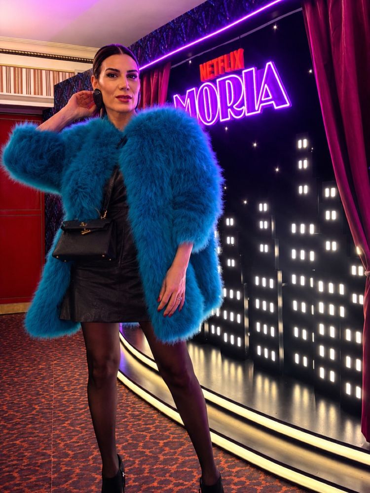 Flor de la V mostró cómo lucir el color turquesa en pleno invierno y arrasó con un tapado de piel estilo glam rock