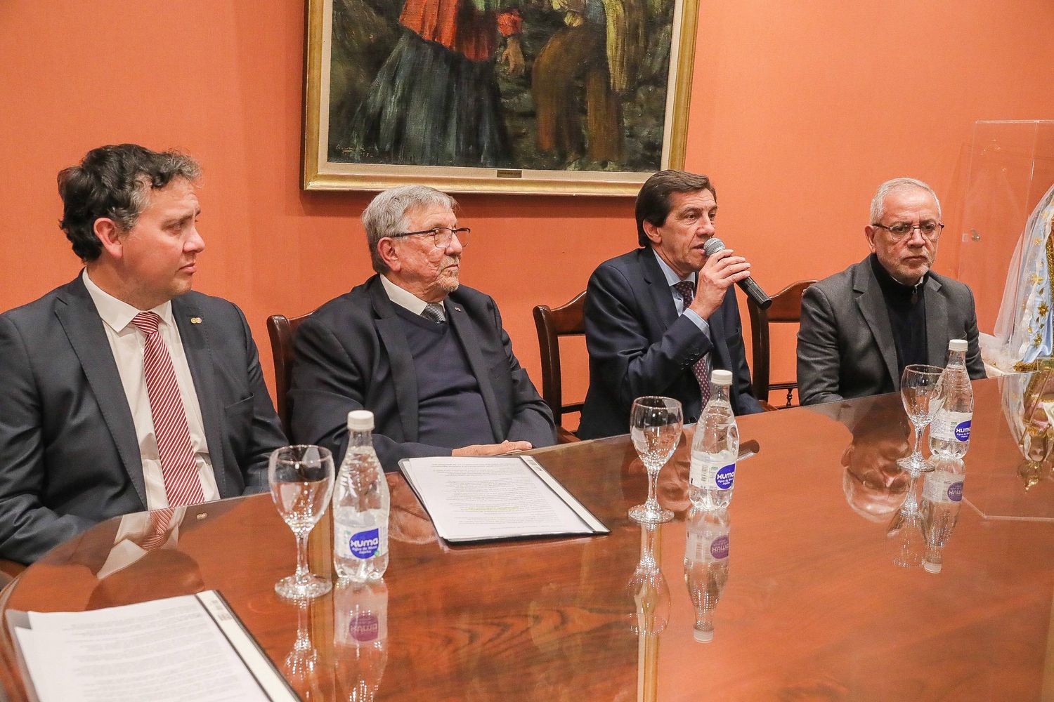 “La ExpoJuy siempre es una ventana comercial donde Jujuy proyecta su potencial hacia todo el país y hacia los mercados internacionales”, aseguró al auditorio el gobernador Sadir al señalar la importancia que reviste la Expojuy para la provincia y la región.