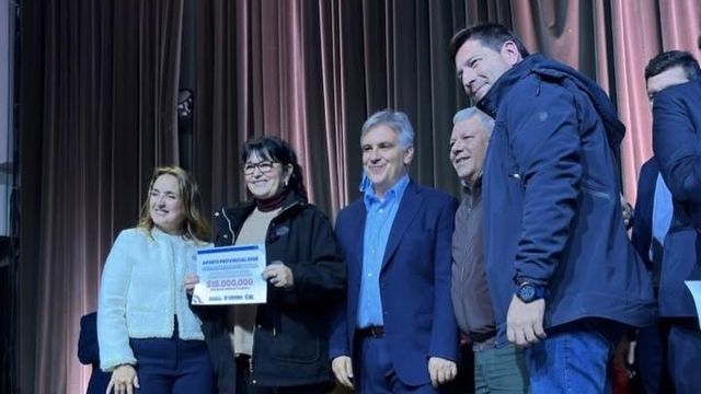 El Gobierno Provincial entregó un aporte económico a Bomberos de Arroyito