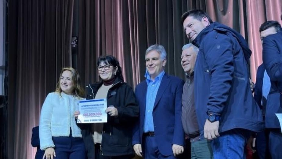 El Gobierno Provincial entregó un aporte económico a Bomberos de Arroyito