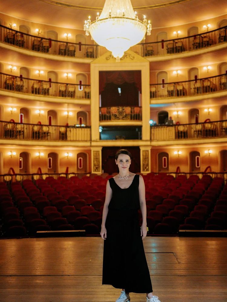 Débora Falabella continúa activa en la escena artística brasileña.