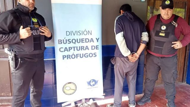 El hombre, de 36 años, intentó escapar al ver a la Policía pero fue reducido por personal de la División Búsqueda y Captura de Prófugos.