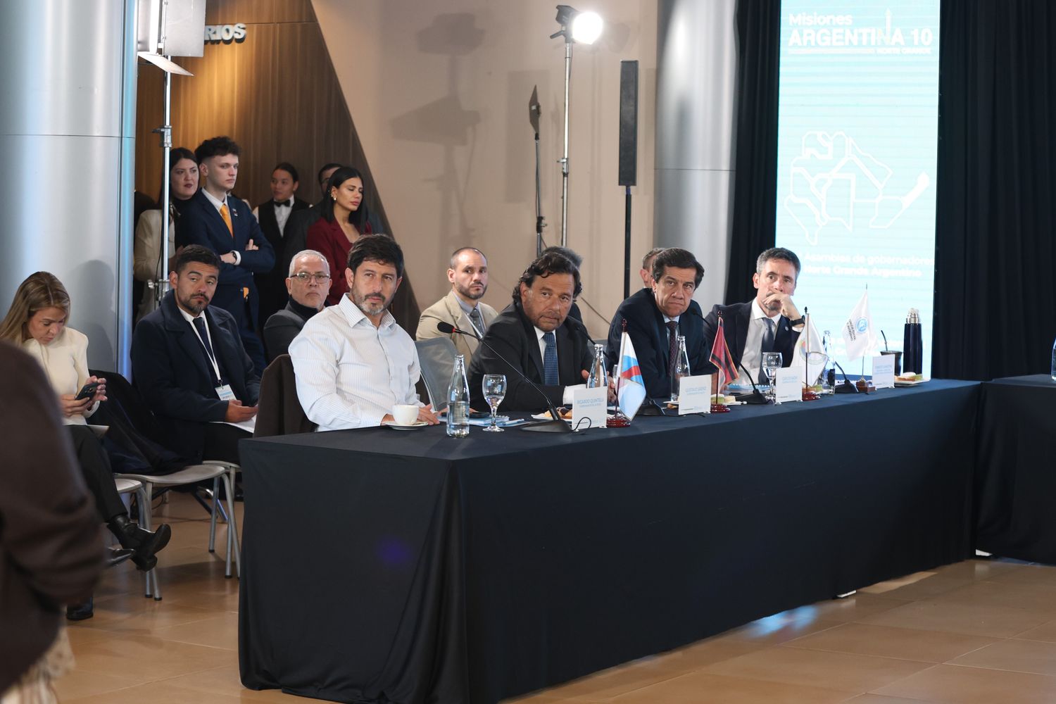 Los gobernadores recibieron un informe sobre el impacto del fenómeno climático “El Niño” en la región y plantearon la necesidad de fortalecer la coordinación con el Gobierno nacional para mitigar sus efectos.