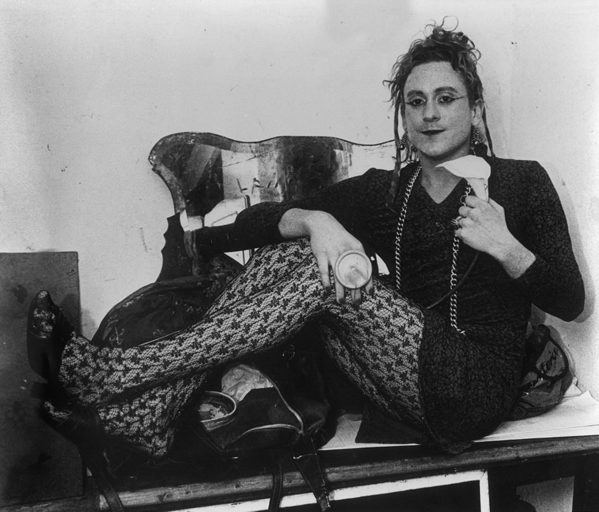 El artista se definía como un “clown travesti literario” y mezclaba poesía, humor y transformismo.