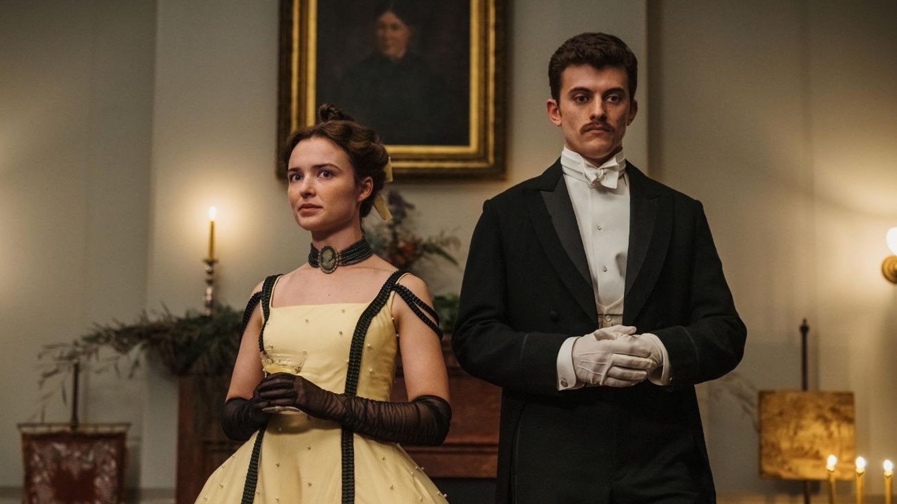 El romance y los conflictos personales forman parte de la trama de la miniserie.