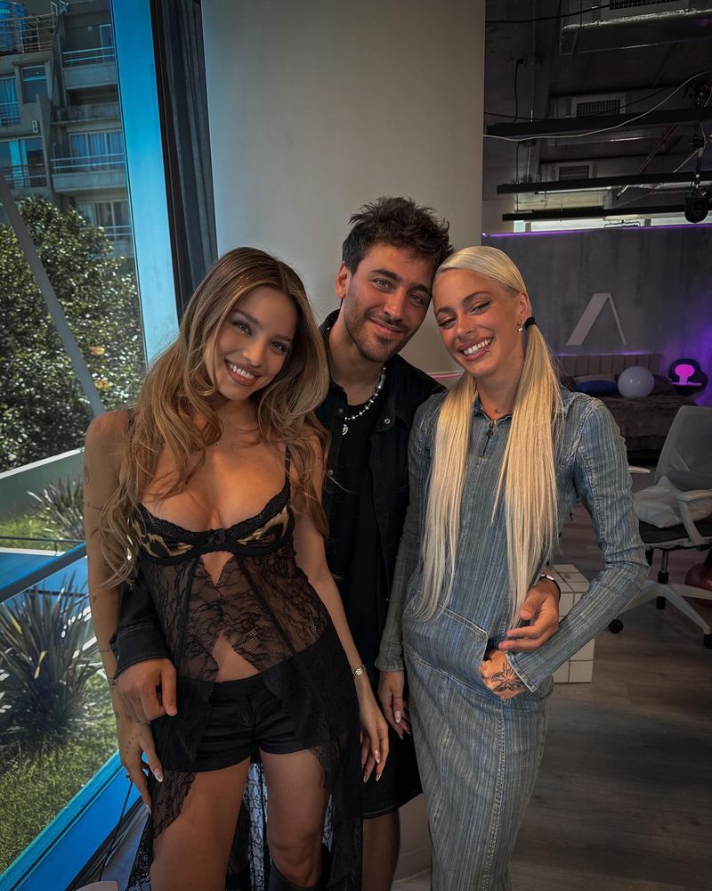 Lizardo junto a las artistas, previo al conflicto.