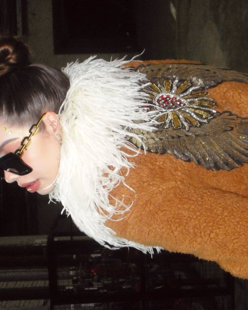 Vestido escote en V y tapado con plumas: el audaz look estilo vintage de Anna Chiara del Boca