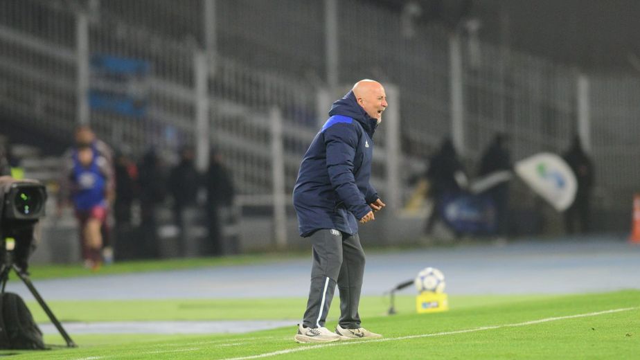Jorge Sampaoli quedó más que disconforme con el funcionamiento de la defensa de Talleres. Apuran por otro zaguero.