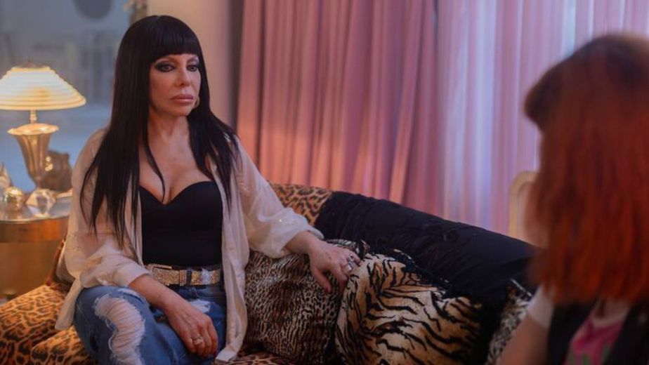 Cecilia Roth interpreta a Moria Casán en una de las etapas más íntimas de la serie de Netflix.