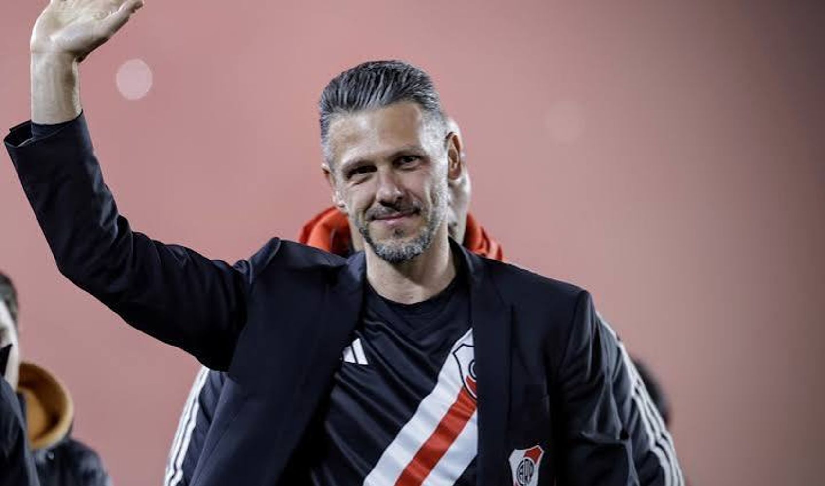 El entrenador habló de los futbolistas.